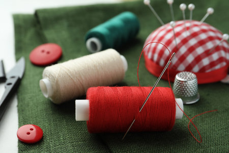 Threads and other sewing supplies on tableの写真素材