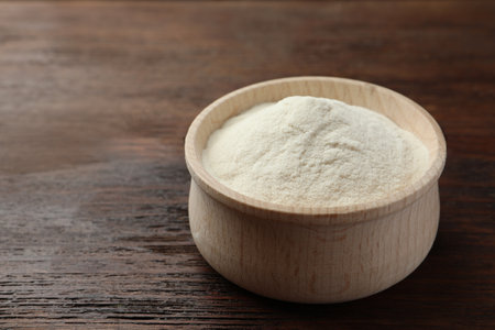 Bowl of agar-agar powder on wooden table, closeup. Space for textの写真素材