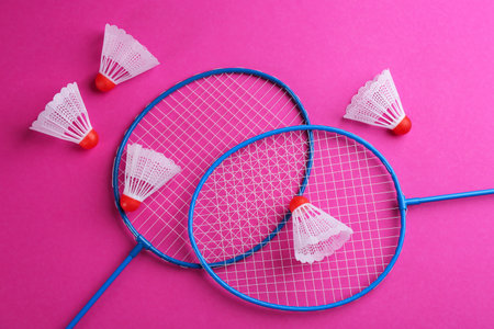 Badminton rackets and shuttlecocks on pink background, flat layの写真素材