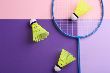 Badminton racket and shuttlecocks on color background, flat lay. Space for textの写真素材