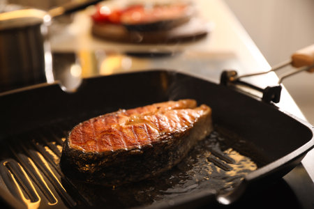 Frying pan with cooked salmon steak, closeupの写真素材