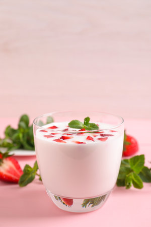 Delicious drink with strawberries on pink tableの写真素材