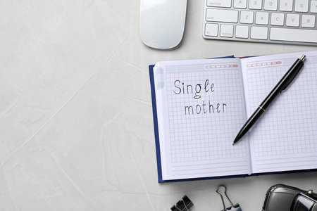 Notepad with words Single Mother on white background, flat lay and space for textの写真素材