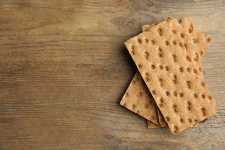 Fresh rye crispbreads on wooden table, top view. Space for textの写真素材