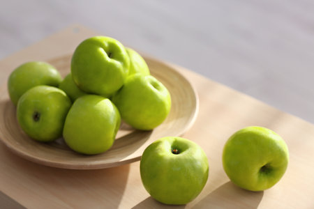 Ripe green apples on tableの写真素材
