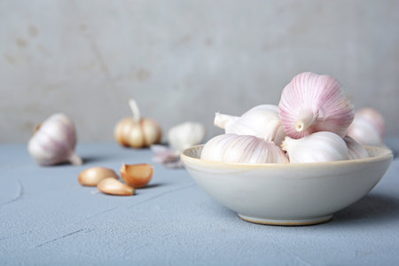 Plate with fresh garlic bulbs on tableの写真素材