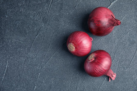Ripe red onions on table, top viewの写真素材
