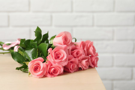 Bouquet of beautiful roses on tableの写真素材