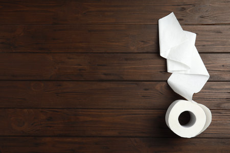 Toilet paper roll on wooden background, top view. Space for textの写真素材