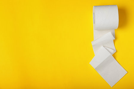 Roll of toilet paper on color background, top view. Space for textの写真素材