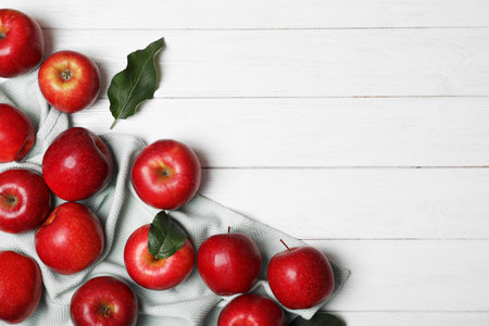 Many juicy red apples and space for text on wooden background, top viewの写真素材