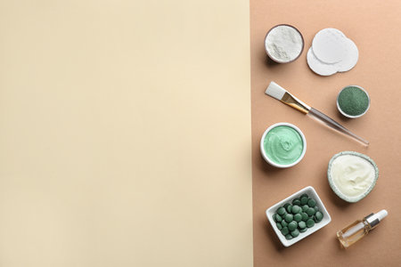 Flat lay composition with spirulina facial mask and ingredients on color background, space for textの写真素材