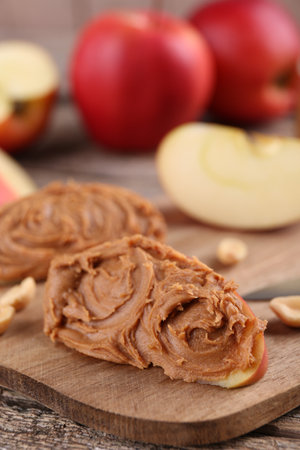 Pieces of fresh apple with peanut butter on tableの写真素材