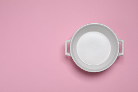 White empty pot on pink background, top view. Space for textの写真素材