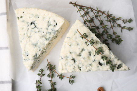 Tasty blue cheese with thyme on table, top viewの写真素材