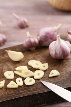 Fresh garlic and knife on table, closeupの写真素材