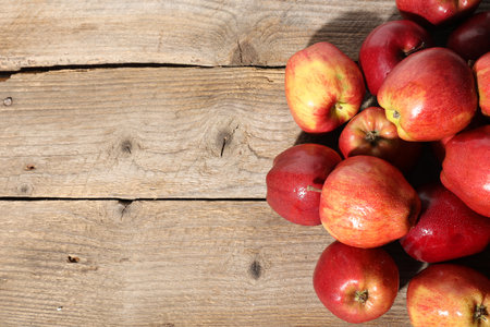 Many fresh apples with water drops on wooden table, top view. Space for textの写真素材