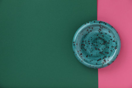 Empty plate on color background, top view. Space for textの写真素材