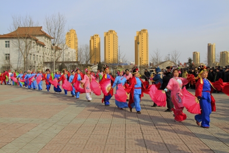 LUANNAN COUNTY OF HEBEI PROVINCE - FEBRUARY 18  During the Chinese Lunar New Year, people wear colorful clothes, yangko dance performances in the streets to express a new life of longing and yearning, on February 18, 2013, Luannan County, Hebei Province, のeditorial素材
