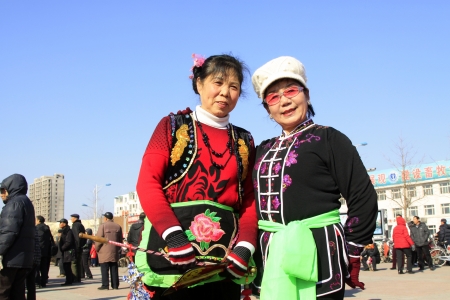 LUANNAN COUNTY OF HEBEI PROVINCE - FEBRUARY 19  During the Chinese Lunar New Year, people wear colorful clothes, yangko dance performances in the streets to express a new life of longing and yearning, on February 19, 2013, Luannan County, Hebei Province, のeditorial素材