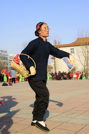 LUANNAN COUNTY OF HEBEI PROVINCE - FEBRUARY 19  During the Chinese Lunar New Year, people wear colorful clothes, yangko dance performances in the streets to express a new life of longing and yearning, on February 19, 2013, Luannan County, Hebei Province, のeditorial素材