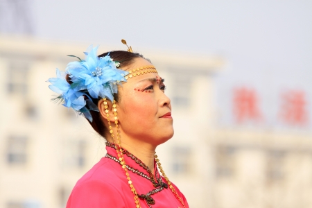 LUANNAN COUNTY OF HEBEI PROVINCE - FEBRUARY 20: During the Chinese Lunar New Year, people wear colorful clothes, yangko dance performances in the street, on February 20, 2013, Luannan County, Hebei Province, China.
のeditorial素材