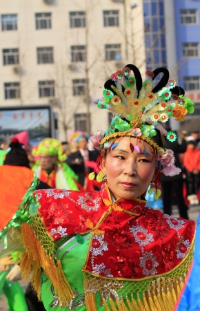 LUANNAN COUNTY OF HEBEI PROVINCE - FEBRUARY 20: During the Chinese Lunar New Year, people wear colorful clothes, yangko dance performances in the street, on February 20, 2013, Luannan County, Hebei Province, China.
のeditorial素材