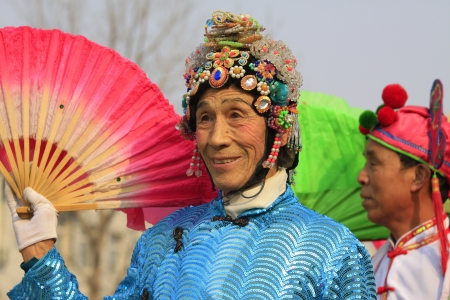LUANNAN COUNTY OF HEBEI PROVINCE - FEBRUARY 20: During the Chinese Lunar New Year, people wear colorful clothes, yangko dance performances in the street, on February 20, 2013, Luannan County, Hebei Province, China.
のeditorial素材