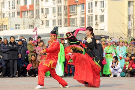 LUANNAN COUNTY OF HEBEI PROVINCE - FEBRUARY 20: During the Chinese Lunar New Year, people wear colorful clothes, yangko dance performances in the street, on February 20, 2013, Luannan County, Hebei Province, China.
のeditorial素材