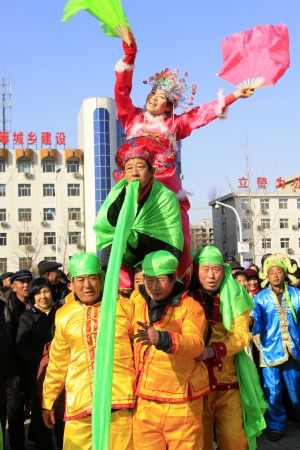 LUANNAN COUNTY - FEBRUARY 22  During the Chinese Lunar New Year, people wear colorful clothes, yangko dance performances in the streets, on February 22, 2013, Luannan County, Hebei Province, China のeditorial素材