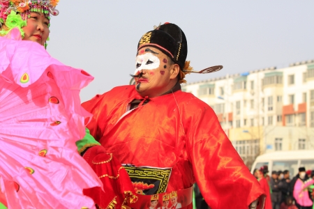 LUANNAN COUNTY OF HEBEI PROVINCE - FEBRUARY 20  During the Chinese Lunar New Year, people wear colorful clothes, yangko dance performances in the streets to express a new life of longing and yearning, on February 20, 2013, Luannan County, Hebei Province, のeditorial素材