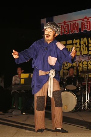 LUANNAN CITY - JULY 19  Local opera acting on a stage On July 19, 2013, luannan city, north china のeditorial素材