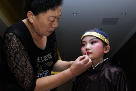 LUANNAN CITY - JULY 23: Make-up artist giving the little actor makeup on July 23, 2013, luannan city, Hebei Province, China.
のeditorial素材