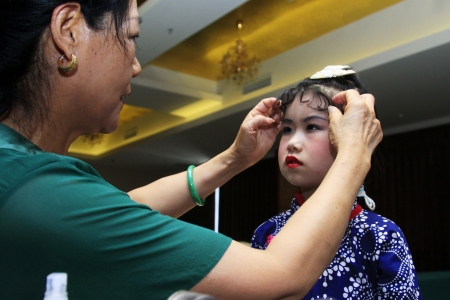 LUANNAN CITY - JULY 23: Make-up artist giving the little actor makeup on July 23, 2013, luannan city, Hebei Province, China.
のeditorial素材