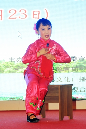 LUANNAN CITY - JULY 23: The children's peking opera performance on the stage on July 23, 2013, luannan city, Hebei Province, China.
のeditorial素材