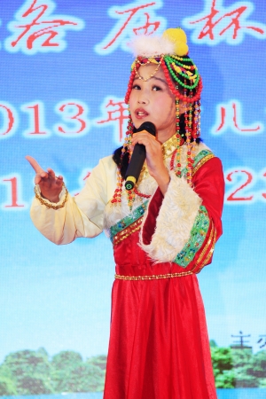 LUANNAN CITY - JULY 23: The children's peking opera performance on the stage on July 23, 2013, luannan city, Hebei Province, China.のeditorial素材