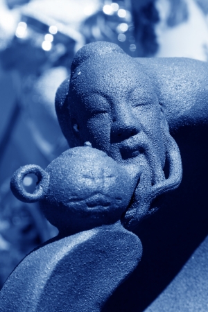 TANGSHAN - AUGUST 31: The fine ceramic figures furnishing articles in an open-air stalls, on August 31, 2013, tangshan city, hebei province, China. のeditorial素材