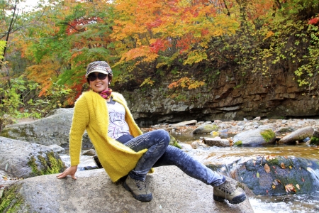 BENXI - OCTOBER 4: Female tourist poses for photos in a scenic area on October 4, 2013, Benxi city, Liaoning province, Chinaのeditorial素材