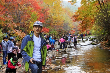 BENXI - OCTOBER 4: Tourist poses for photos in a scenic area on October 4, 2013, Benxi city, Liaoning province, China
のeditorial素材