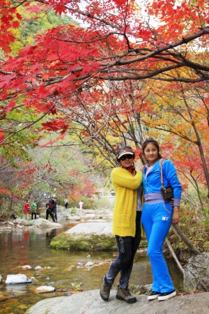 BENXI - OCTOBER 4: Female tourist poses for photos in a scenic area on October 4, 2013, Benxi city, Liaoning province, Chinaのeditorial素材