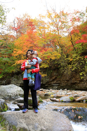 BENXI - OCTOBER 4: Female tourist poses for photos in a scenic area on October 4, 2013, Benxi city, Liaoning province, China
のeditorial素材