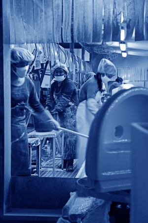 LUANNAN COUNTY - JANUARY 5: The busy women in a production line, in the ZhongTong Ceramics Co., Ltd. January 5, 2014, Luannan county, Hebei Province, China.
のeditorial素材