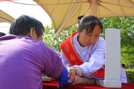 LUANNAN COUNTY, CHINA - APRIL 29: Medical workers for free for the diagnosis of disease on the street, on april 29, 2014, Luannan county, Hebei province, China 
のeditorial素材