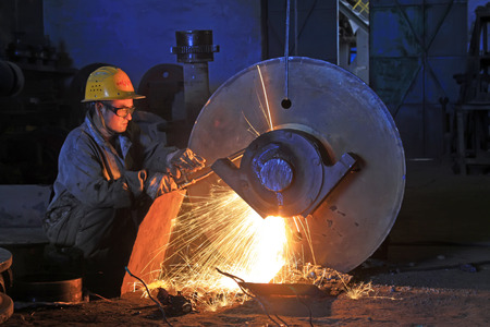 TANGSHAN - JUNE 19: workers welding metal parts in a workshop, on June 19, 2014, Tangshan city, Hebei Province, China
のeditorial素材