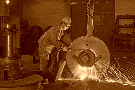 TANGSHAN - JUNE 19: workers welding metal parts in a workshop, on June 19, 2014, Tangshan city, Hebei Province, China
のeditorial素材