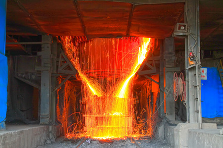 TANGSHAN - JUNE 20: converter dumping steel slag in iron and steel co., on June 20, 2014, Tangshan city, Hebei Province, Chinaのeditorial素材