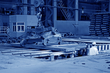 TANGSHAN - JUNE 14: worker spraying identification for ingot in the production workshop, on June 14, 2014, Tangshan city, Hebei Province, Chinaのeditorial素材