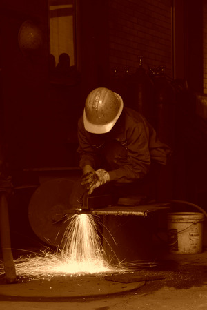 TANGSHAN - JUNE 20: Workers cutting the steel plate in a steel plant, on June 20, 2014, Tangshan city, Hebei Province, China
のeditorial素材