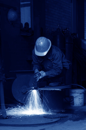 TANGSHAN - JUNE 20: Workers cutting the steel plate in a steel plant, on June 20, 2014, Tangshan city, Hebei Province, China
のeditorial素材