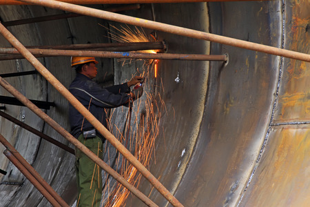 TANGSHAN - JUNE 20: Workers are welding metal components in a steel plant, on June 20, 2014, Tangshan city, Hebei Province, China
のeditorial素材